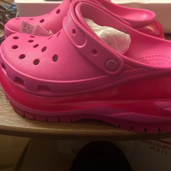 CROCS Pink Water Shoes with Ventilation and Heel Strap - Picture 2 of 5